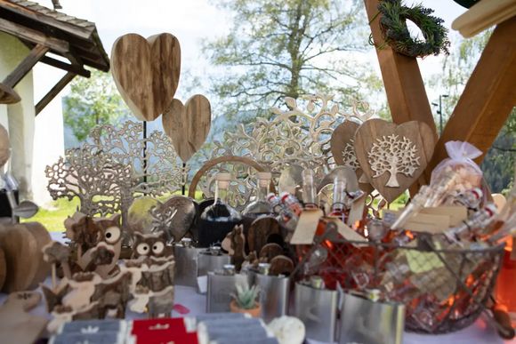 Handgefertigte Holzdekorationen und Geschenkartikel auf einem Marktstand